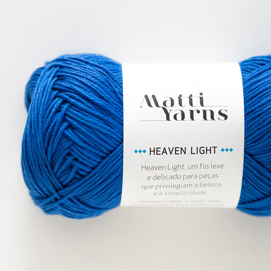 Novelo de fio azul Matti Yarns Heaven Light com etiqueta branca