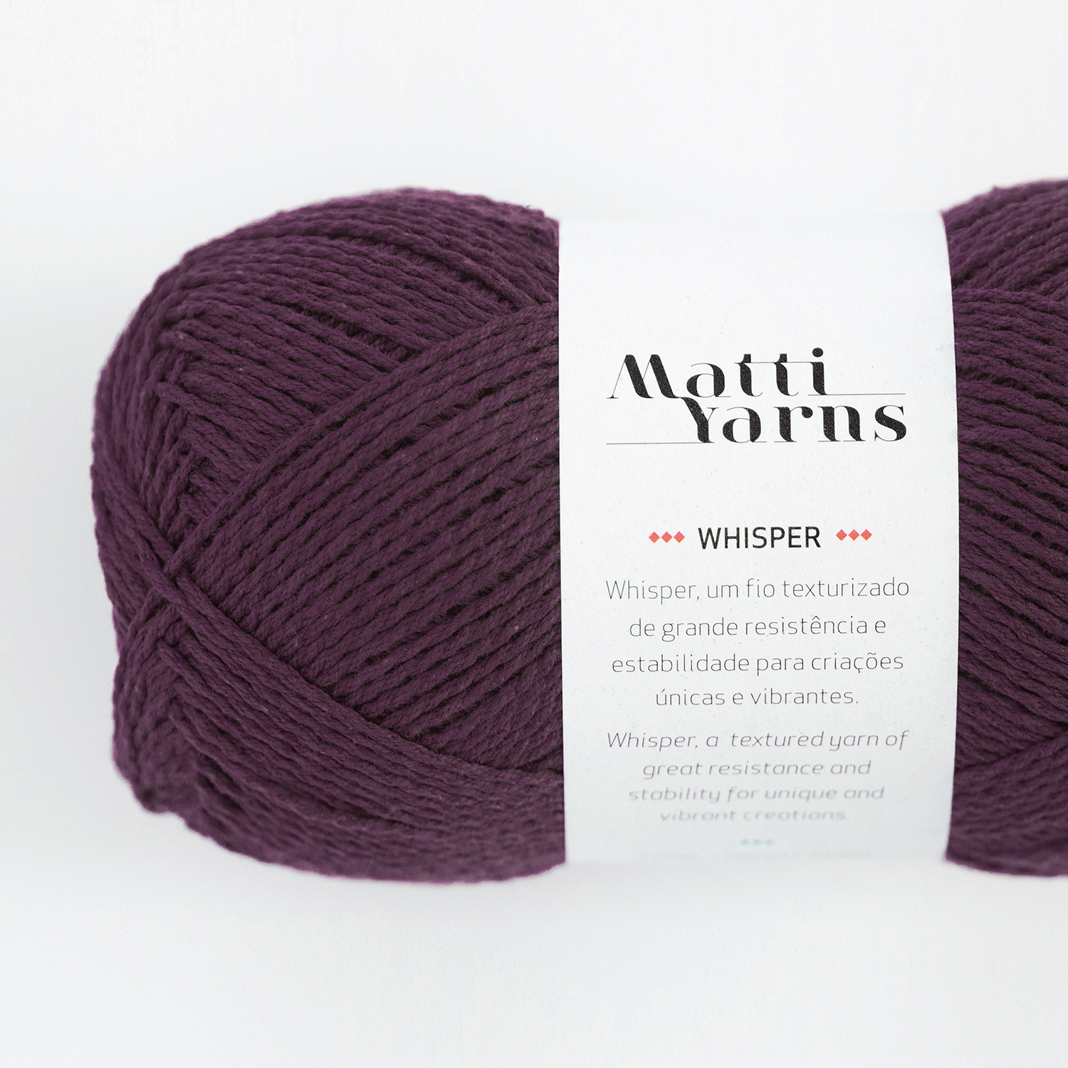 Novelo de fio roxo Matti Yarns Whisper com rótulo branco