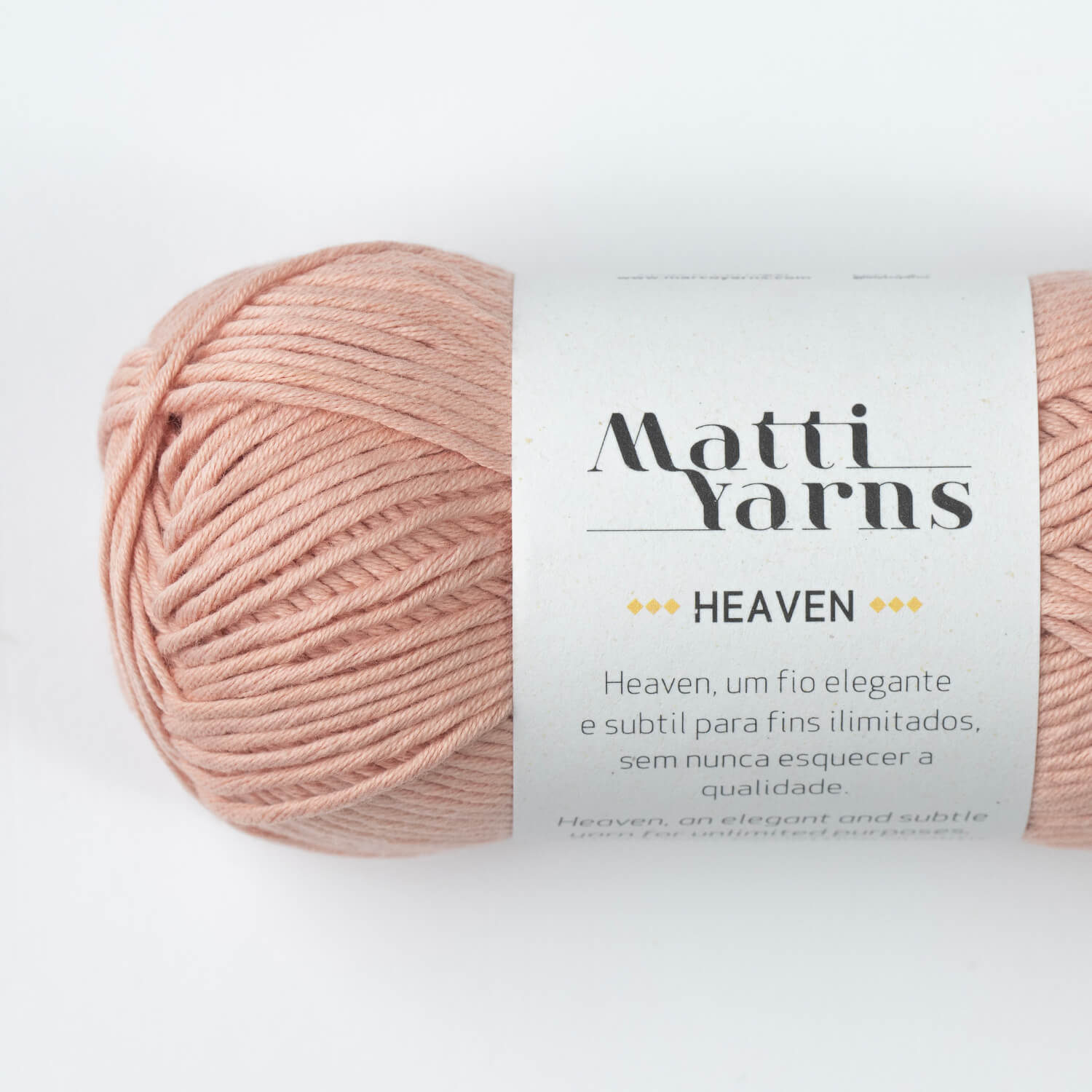 Novelo de fio rosa claro Matti Yarns Heaven com rótulo branco