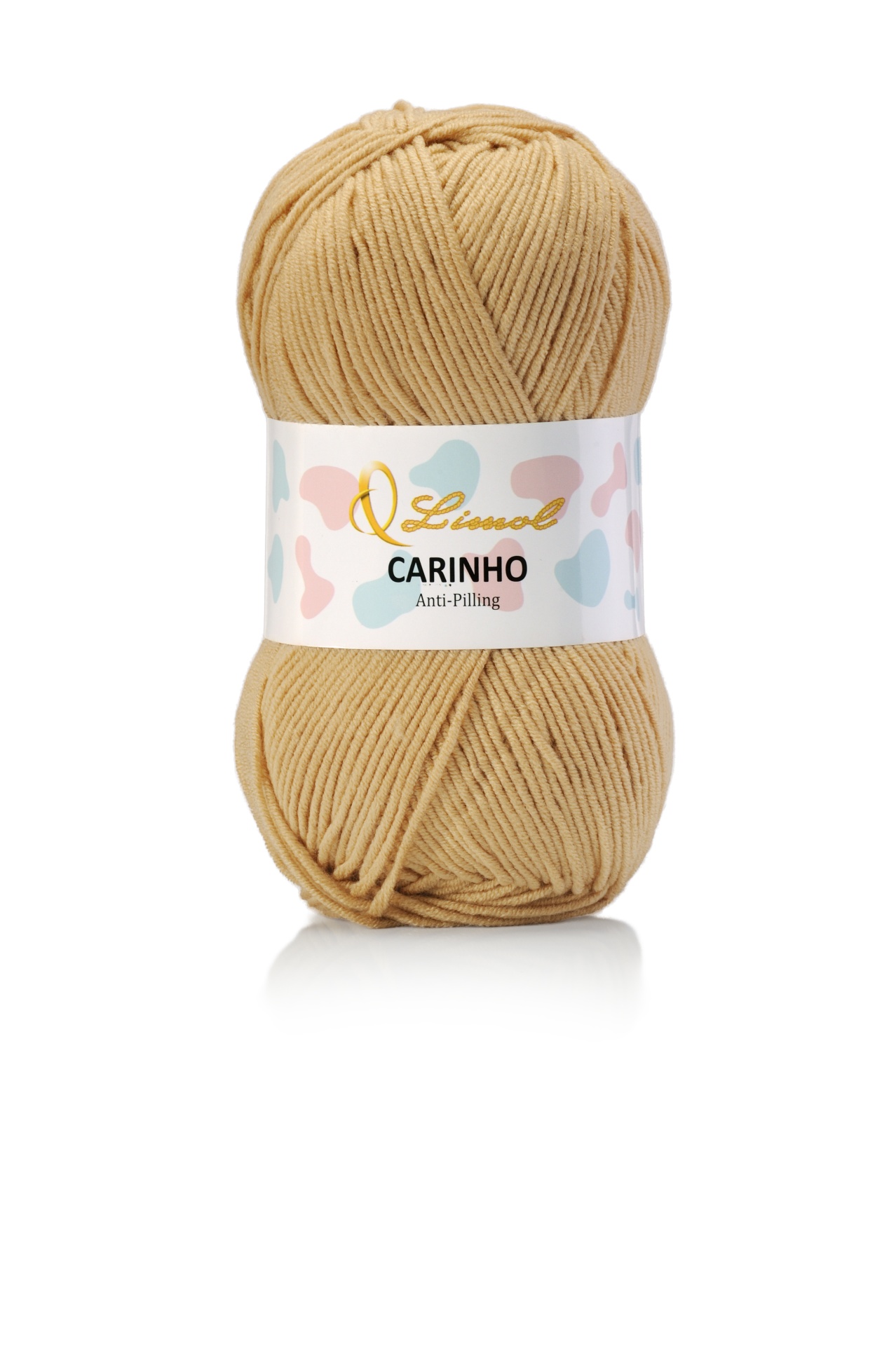 Novelo de lã amarela com rótulo branco colorido