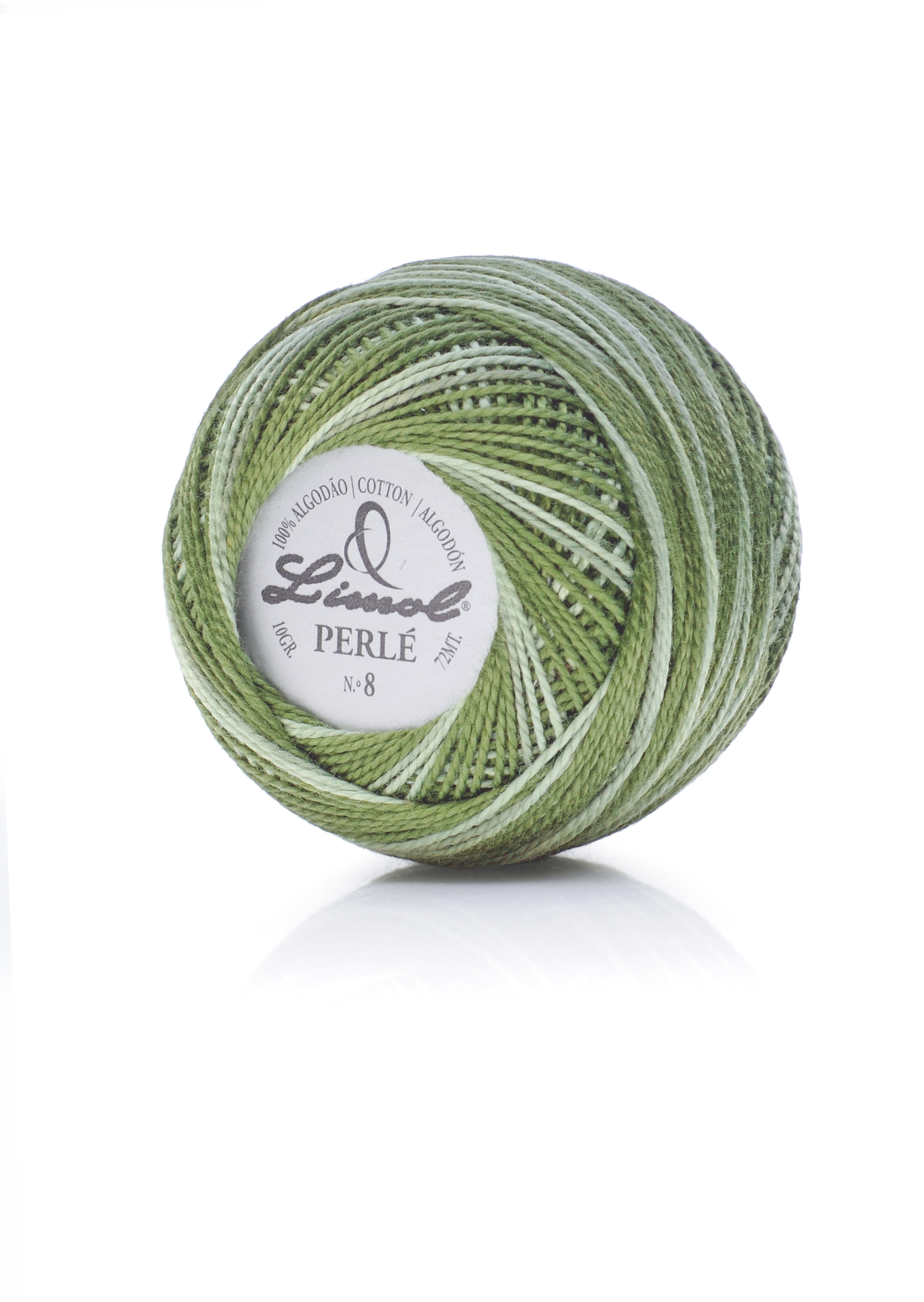 Rolo de linha de algodão perlé verde com etiqueta branca no centro