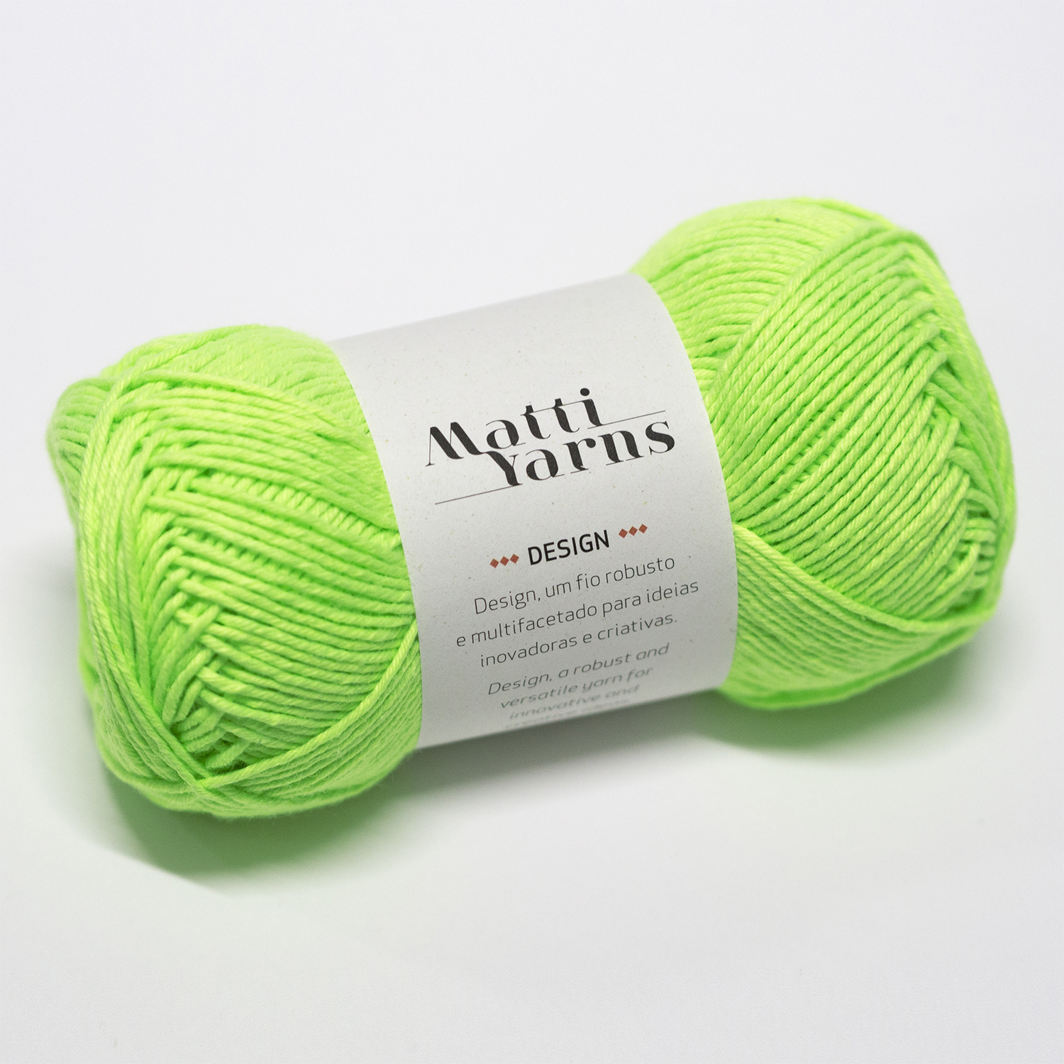 Novelo de fio de lã verde-limão com rótulo branco da marca Matti Yarns