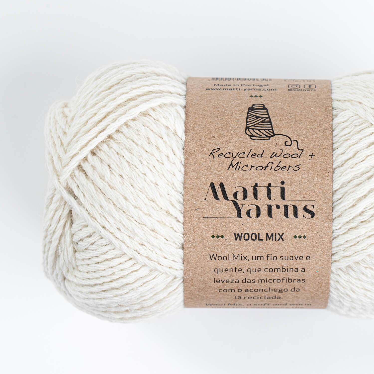 Novelo de fio branco com rótulo castanho da Matti Yarns
