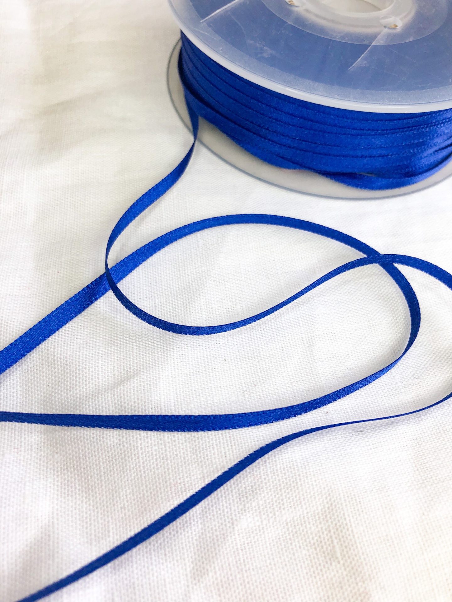 Rolo de fita azul de tecido num carretel de plástico