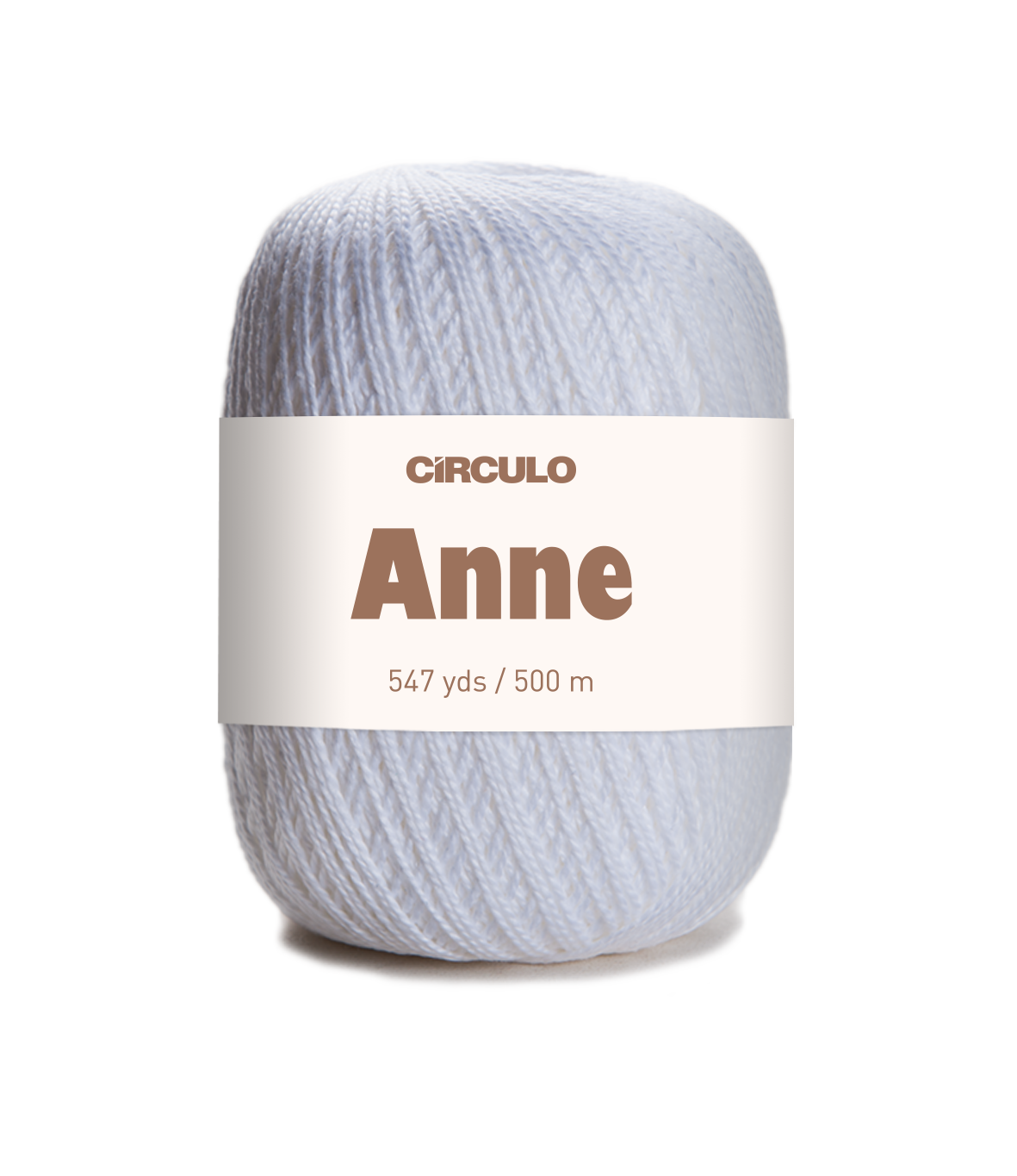 Novelo de fio branco CÍRCULO Anne com etiqueta marcada com 547 yds / 500 m