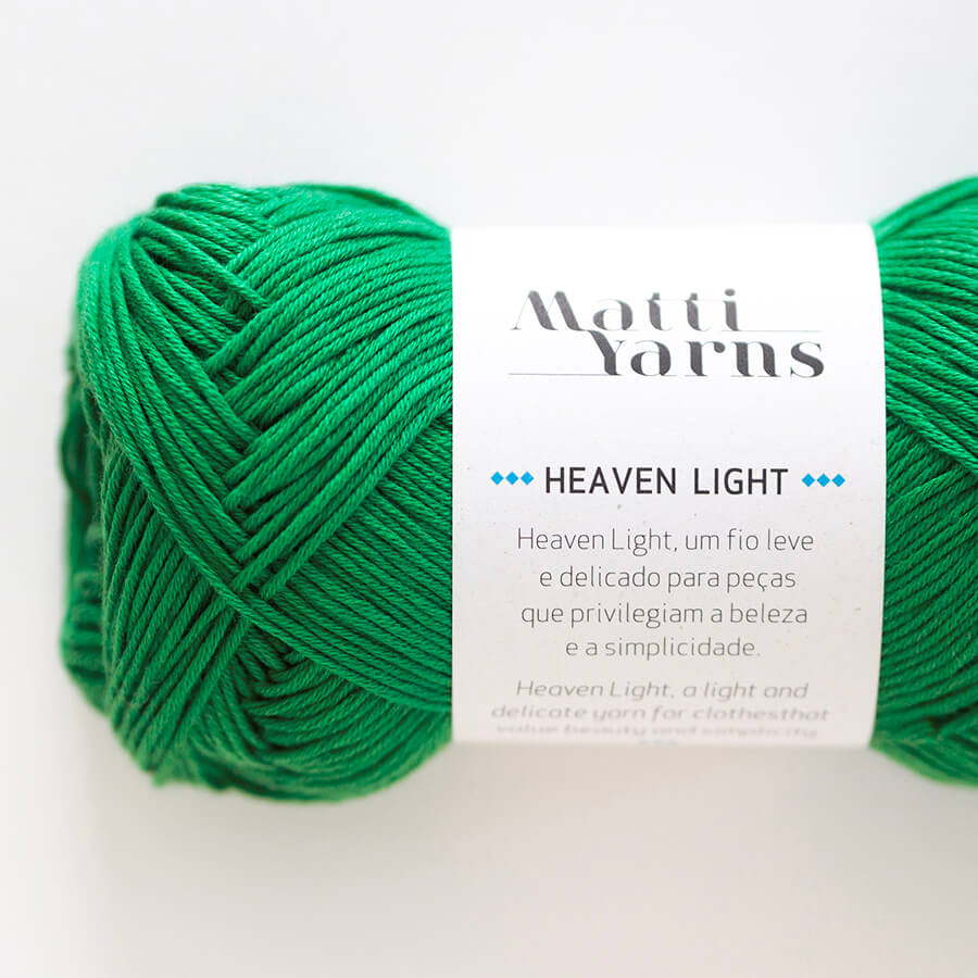 Novelo de lã verde com etiqueta branca da marca Matti Yarns
