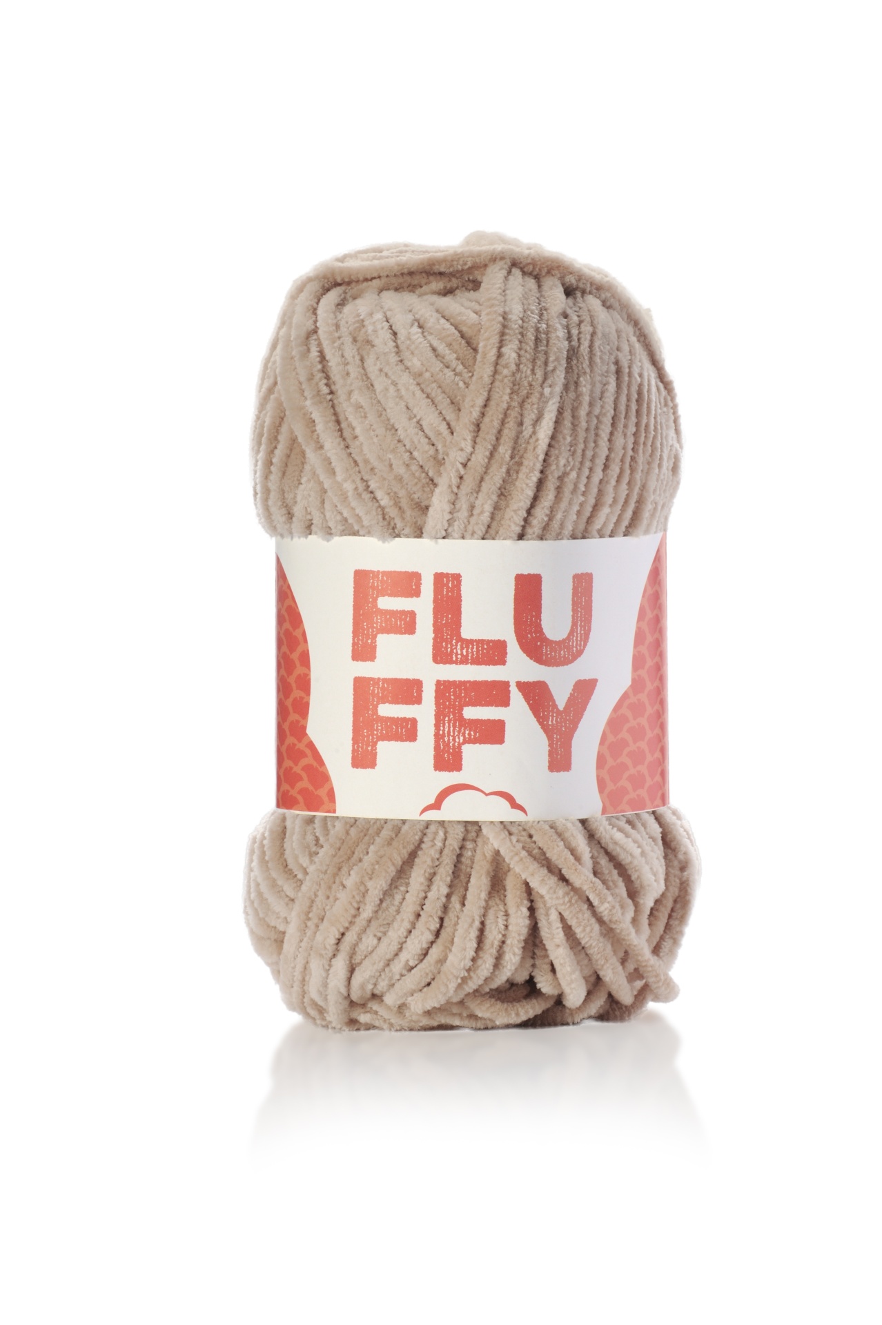 Novelo de fio felpudo bege com etiqueta FLUFFY