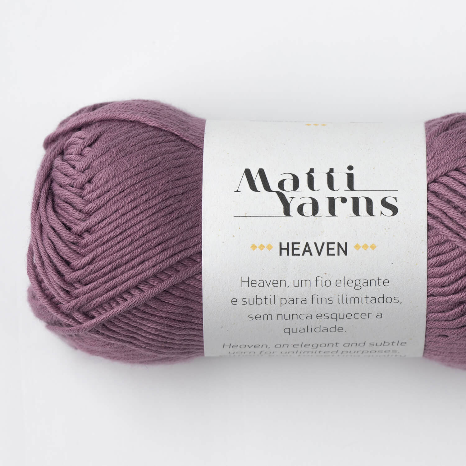 Novelo de lã lilás com etiqueta da marca Matti Yarns Heaven