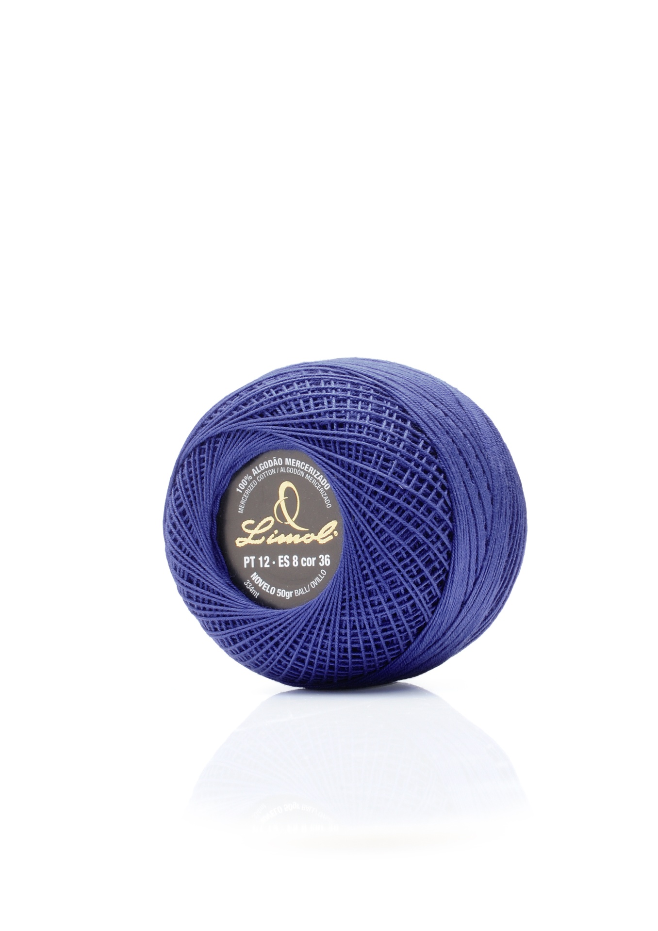 Novelo de linha azul escuro com etiqueta preta e dourada