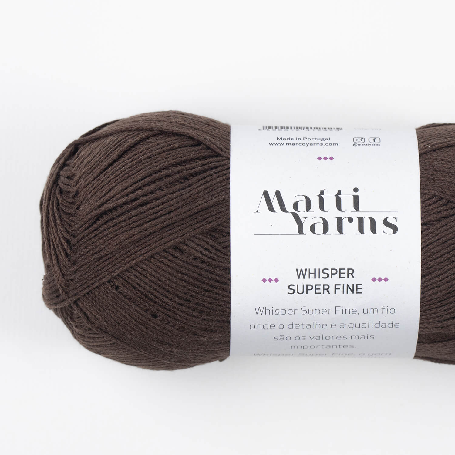 Novelo castanho escuro de lã Matti Yarns Whisper Super Fine com etiqueta branca