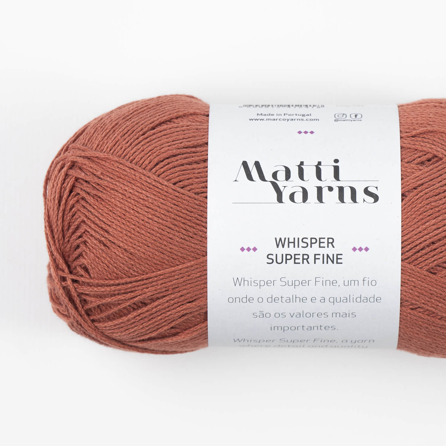 Novelo de lã terracota Matti Yarns Whisper Super Fine com etiqueta branca