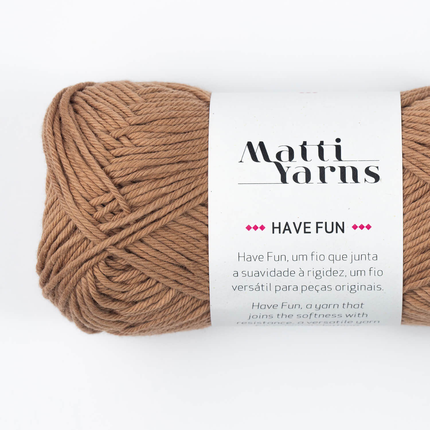 Novelo de fio castanho com etiqueta branca da marca Matti Yarns e texto HAVE FUN