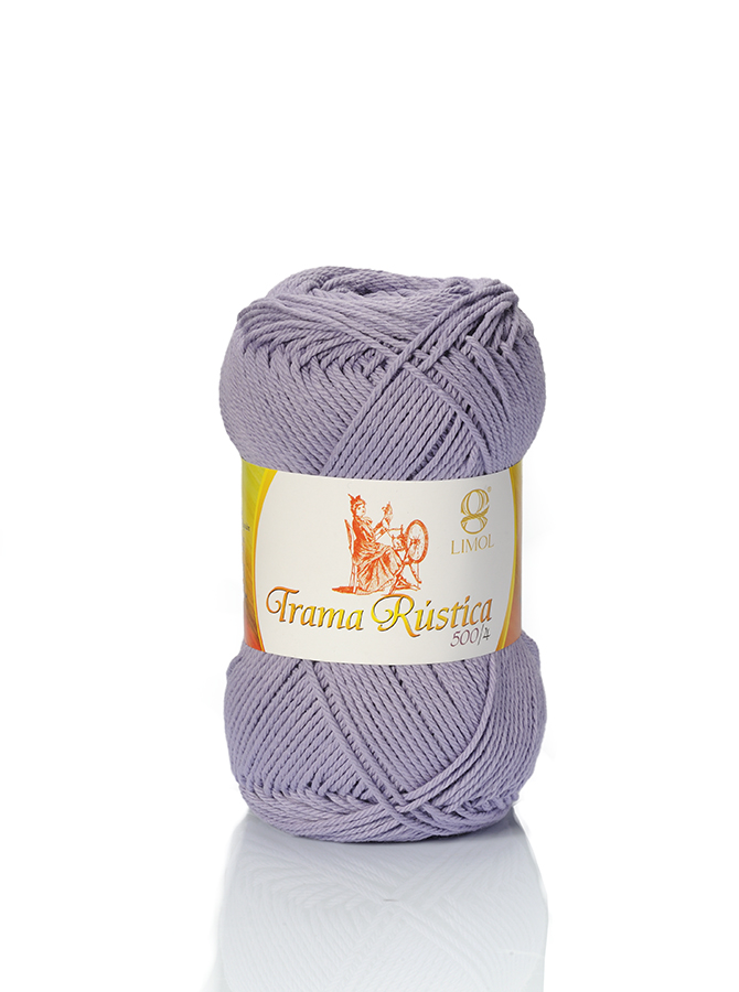 Novelo de fio de algodão lilás com etiqueta branca e amarela