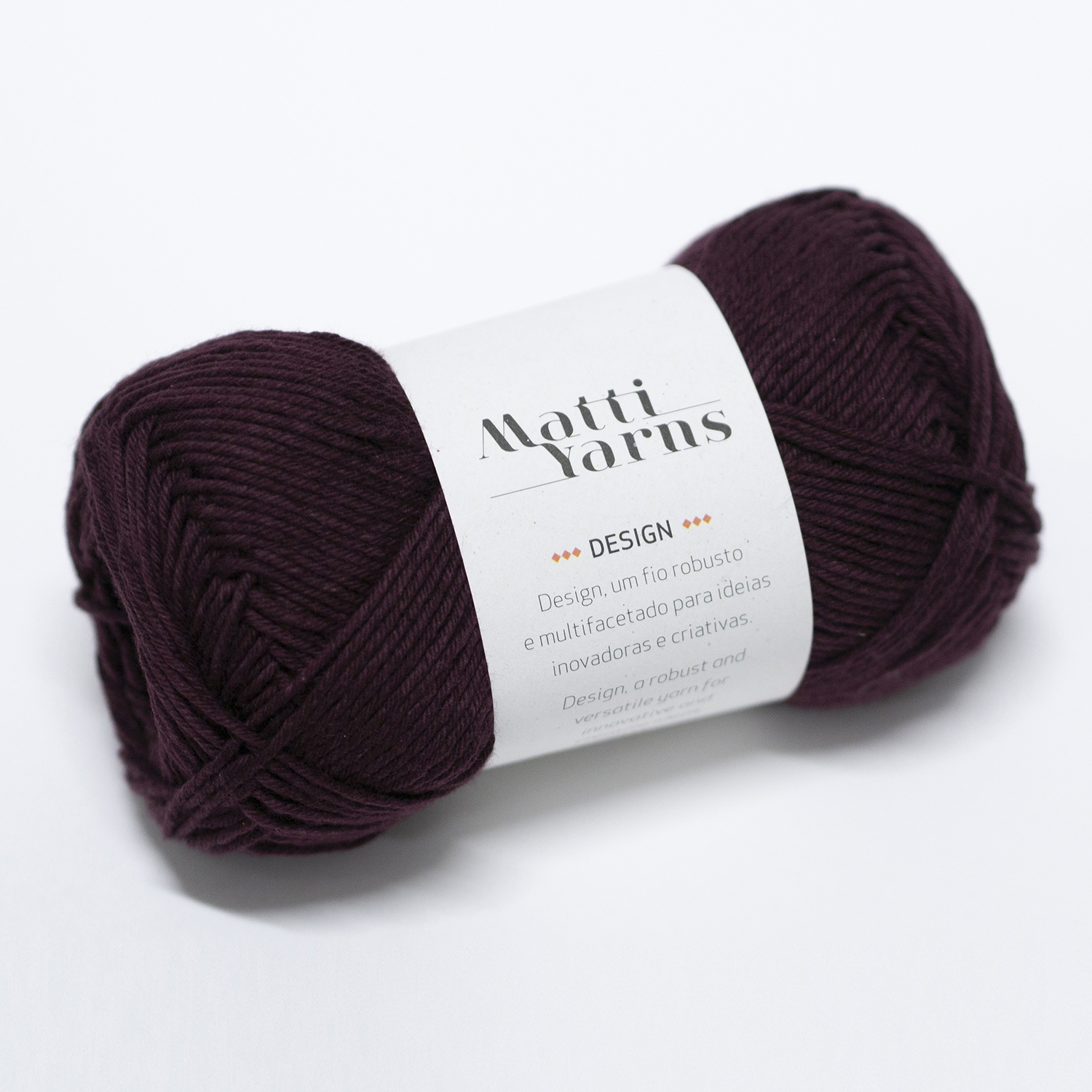Novelo de lã roxo escuro com etiqueta branca Motti Yarns