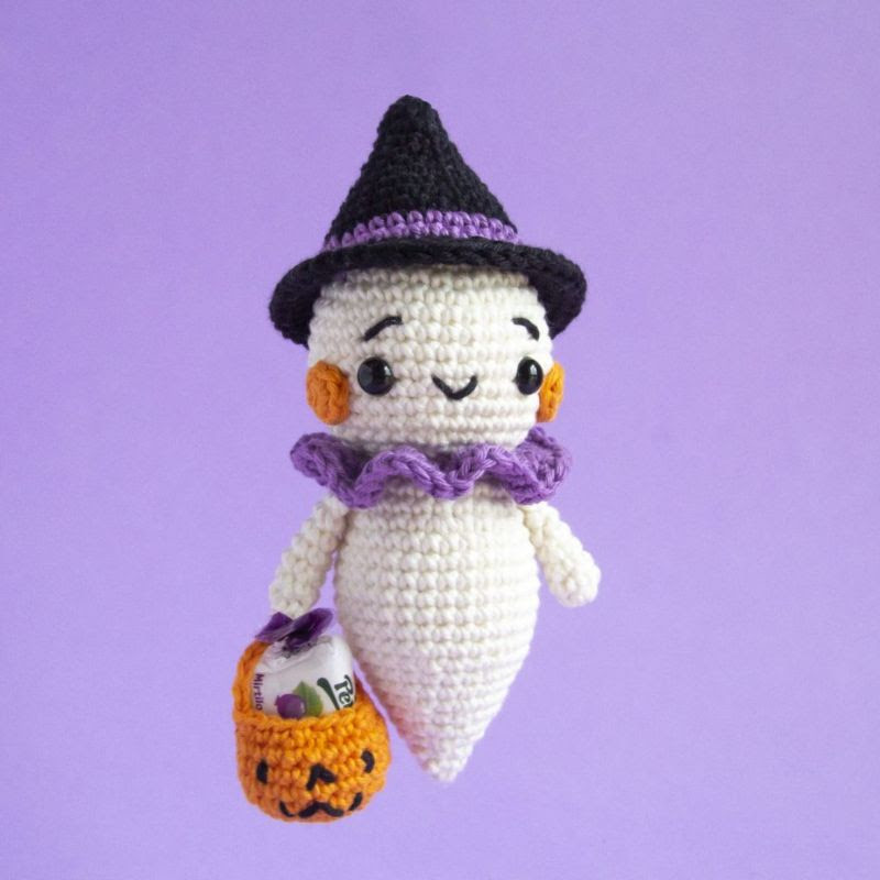 Boneco fantasma de croché com chapéu de bruxa e cesta de Halloween
