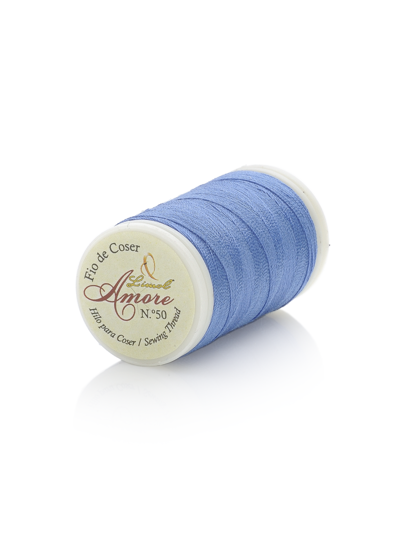 Carretel de linha de costura azul claro Amore N°50 em fundo branco