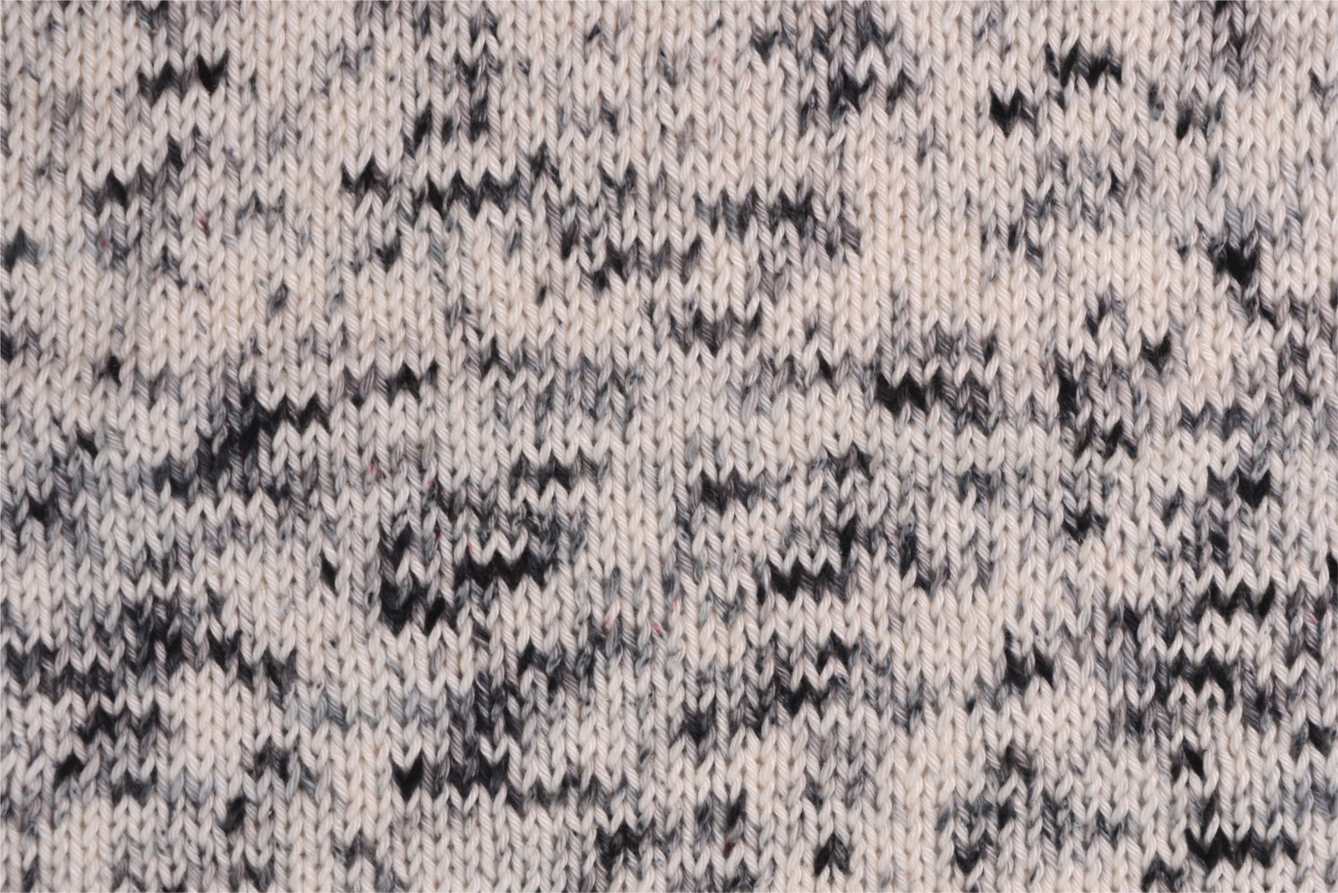 Tecido de malha cinzento claro com padrão irregular em tons escuros