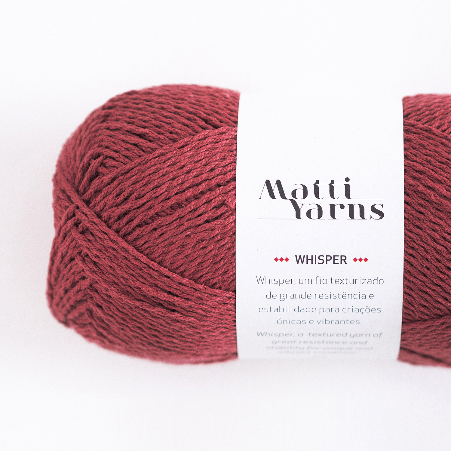 Novelo de fio vermelho da Matti Yarns com etiqueta branca