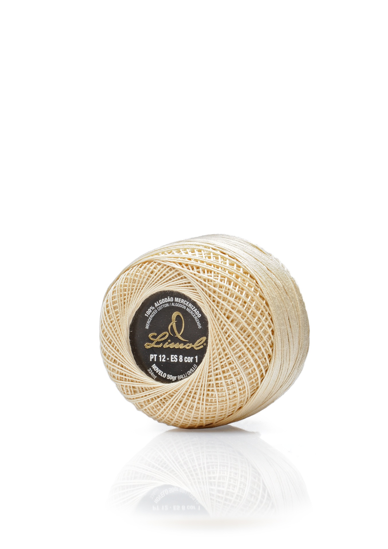 Rolo de linha bege claro com etiqueta preta redonda