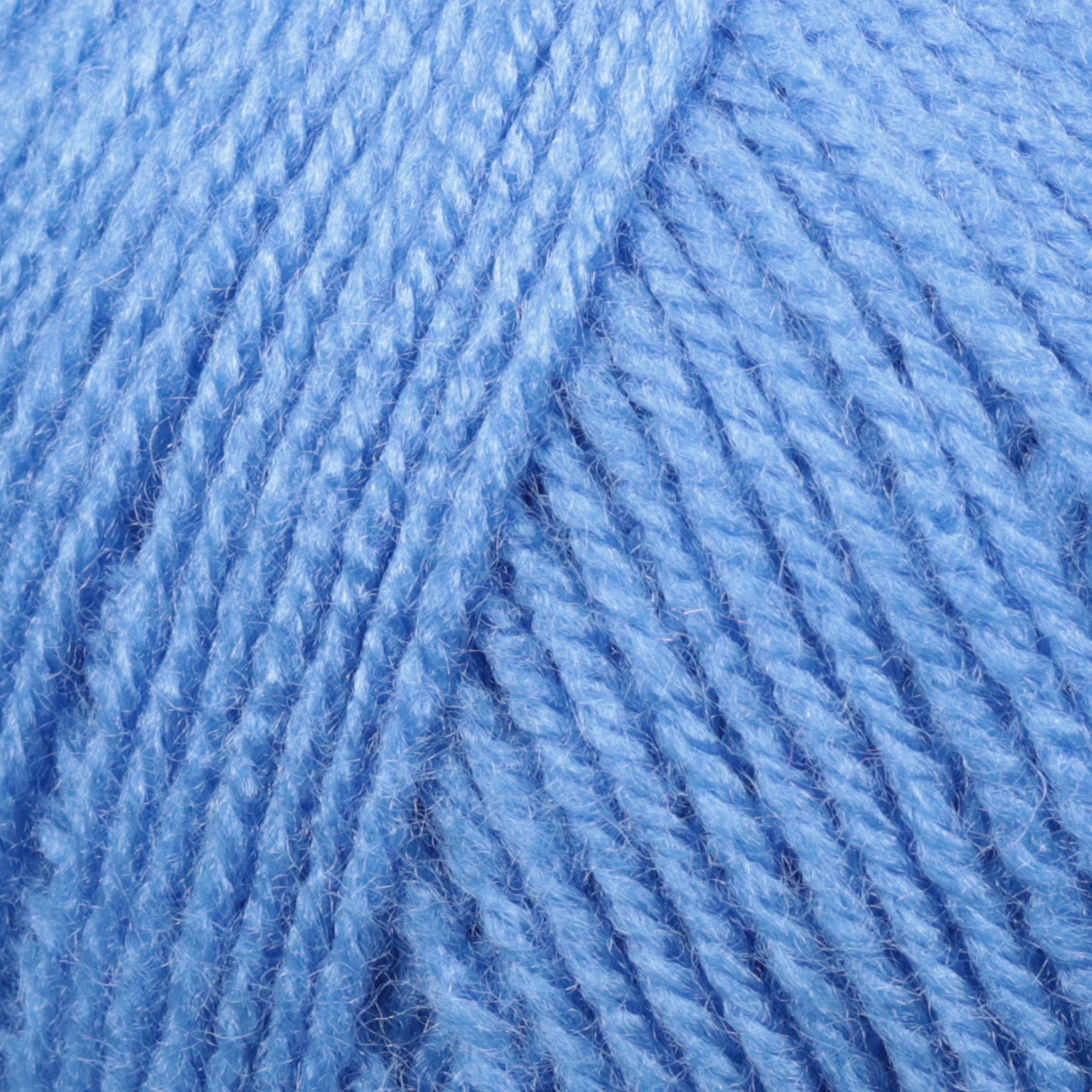 Novelo de lã azul claro com fio enrolado em close-up