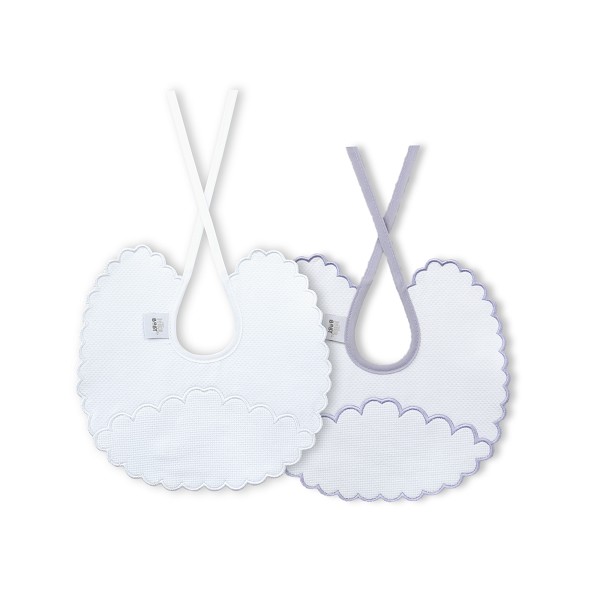 Dois babetes para bebé brancos com bordas onduladas e fitas para amarrar