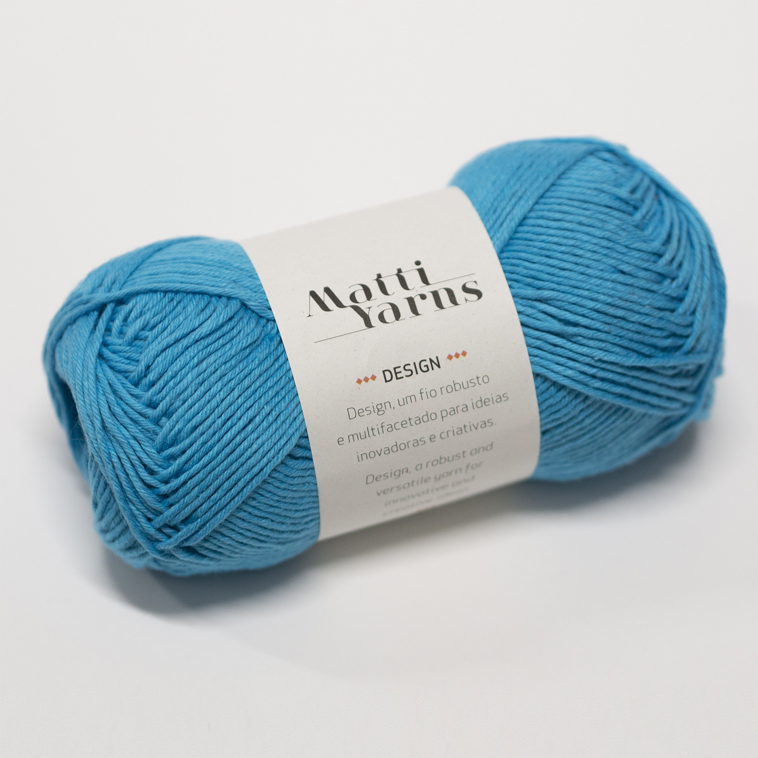 Novelo de fio azul Matti Yarns com etiqueta branca