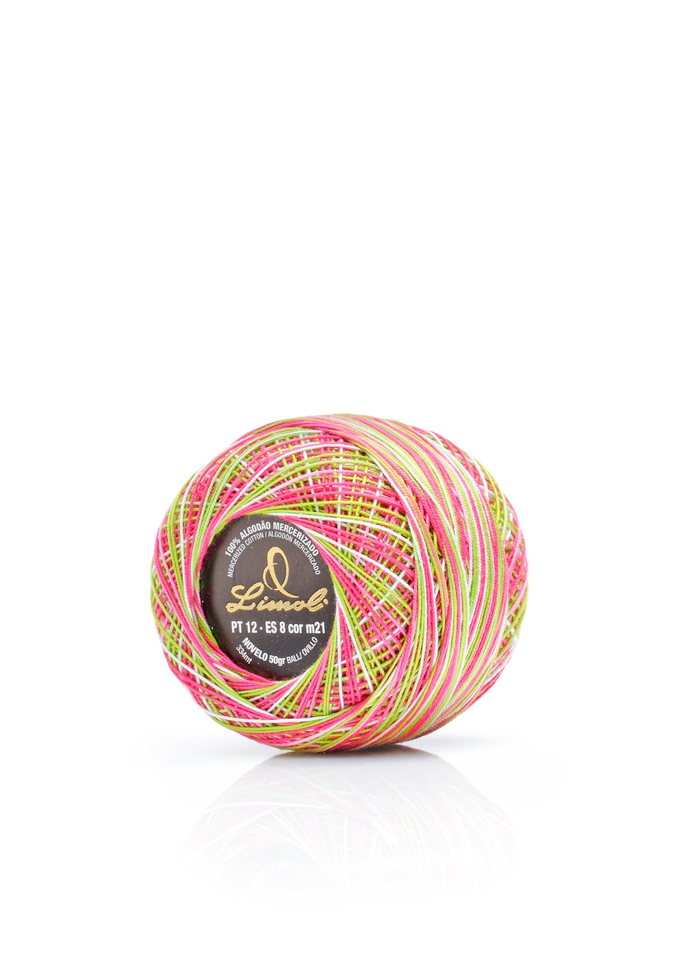 Rolo de linha de algodão multicolorido com etiqueta preta.