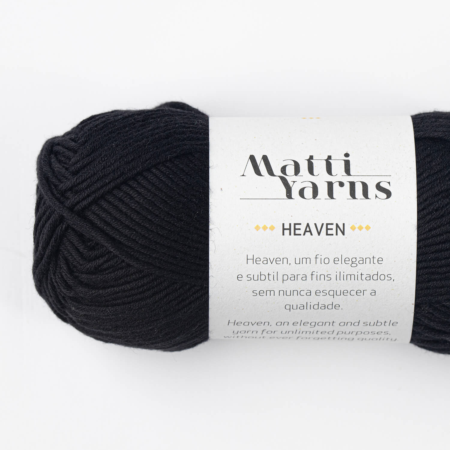 Novelo de lã preta Matti Yarns HEAVEN com rótulo branco
