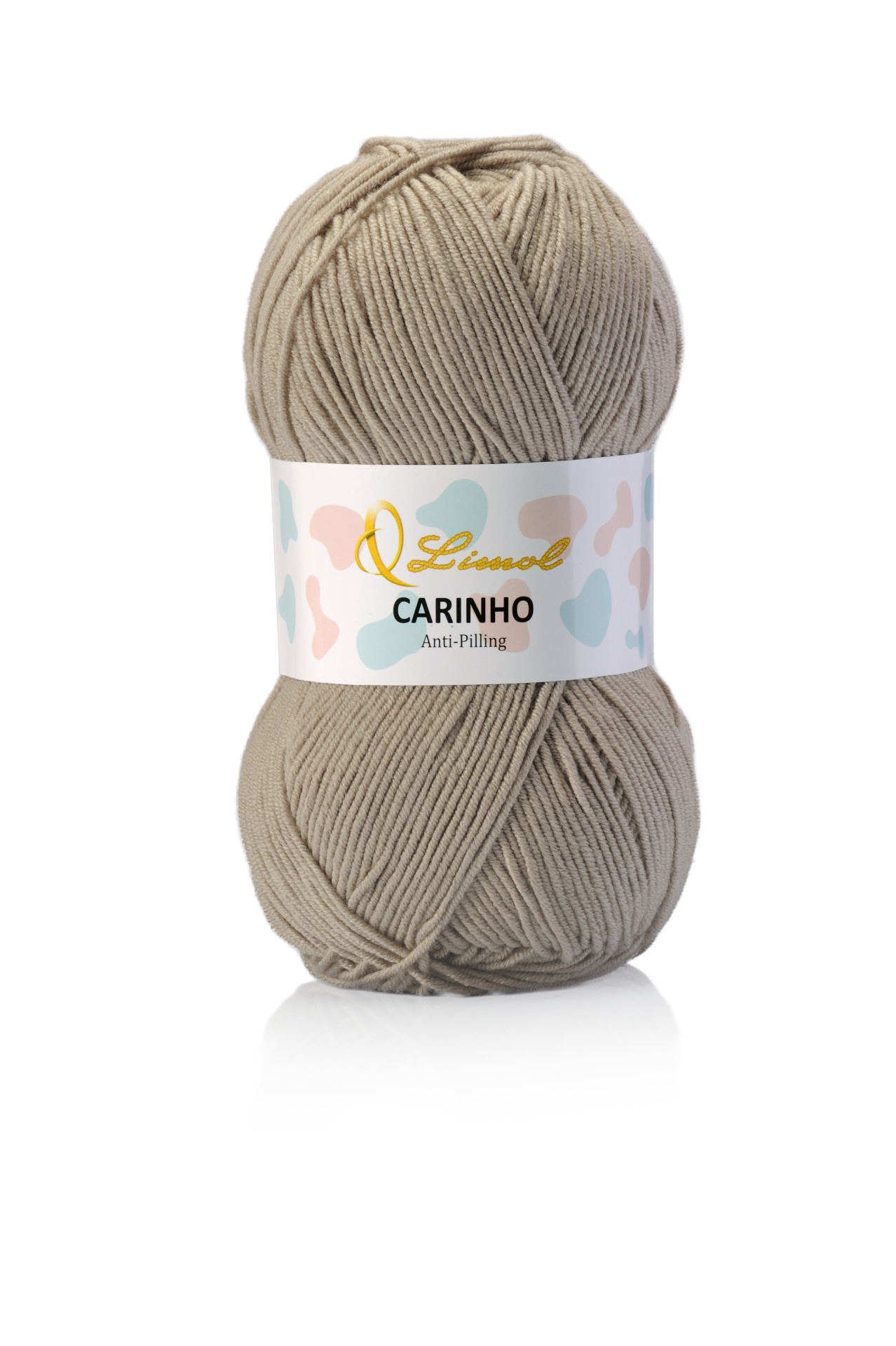 Rolo de fio bege com etiqueta colorida e texto Q Limol CARINHO Anti-Pilling