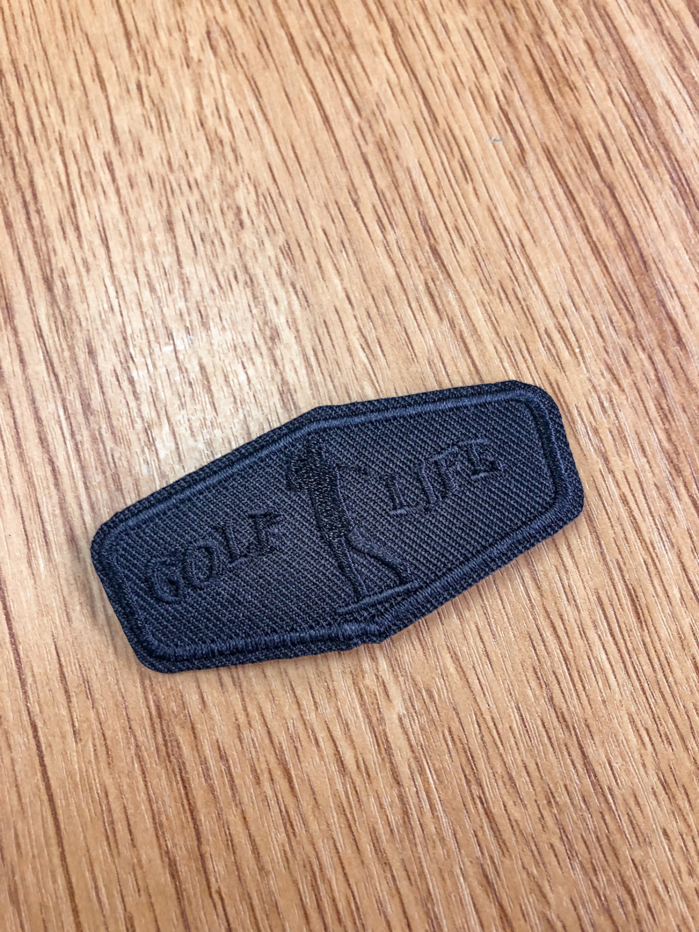 Remendo tecido preto com relevo figura de golfista e texto GOLF LIFE