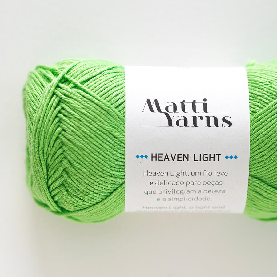 Novelo de fio verde claro com etiqueta branca da marca Matti Yarns Heaven Light