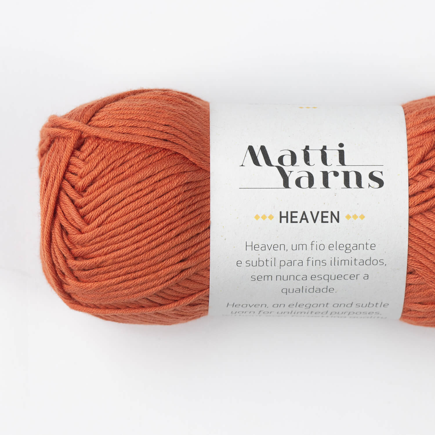 Novelo de fio castanho alaranjado com etiqueta da Matti Yarns HEAVEN