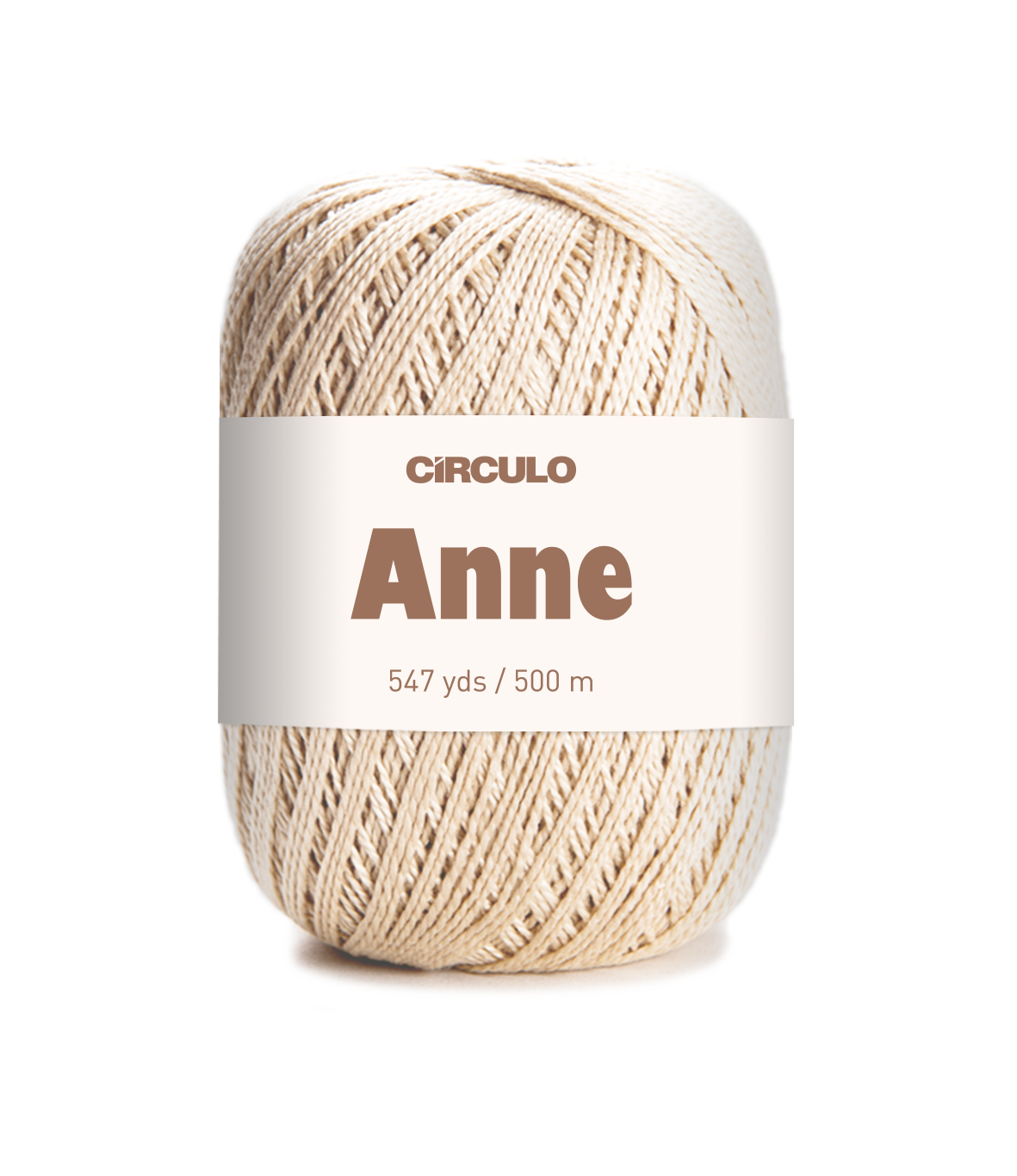 Novelo de linha bege com etiqueta CÍRCULO Anne 547 yds / 500 m
