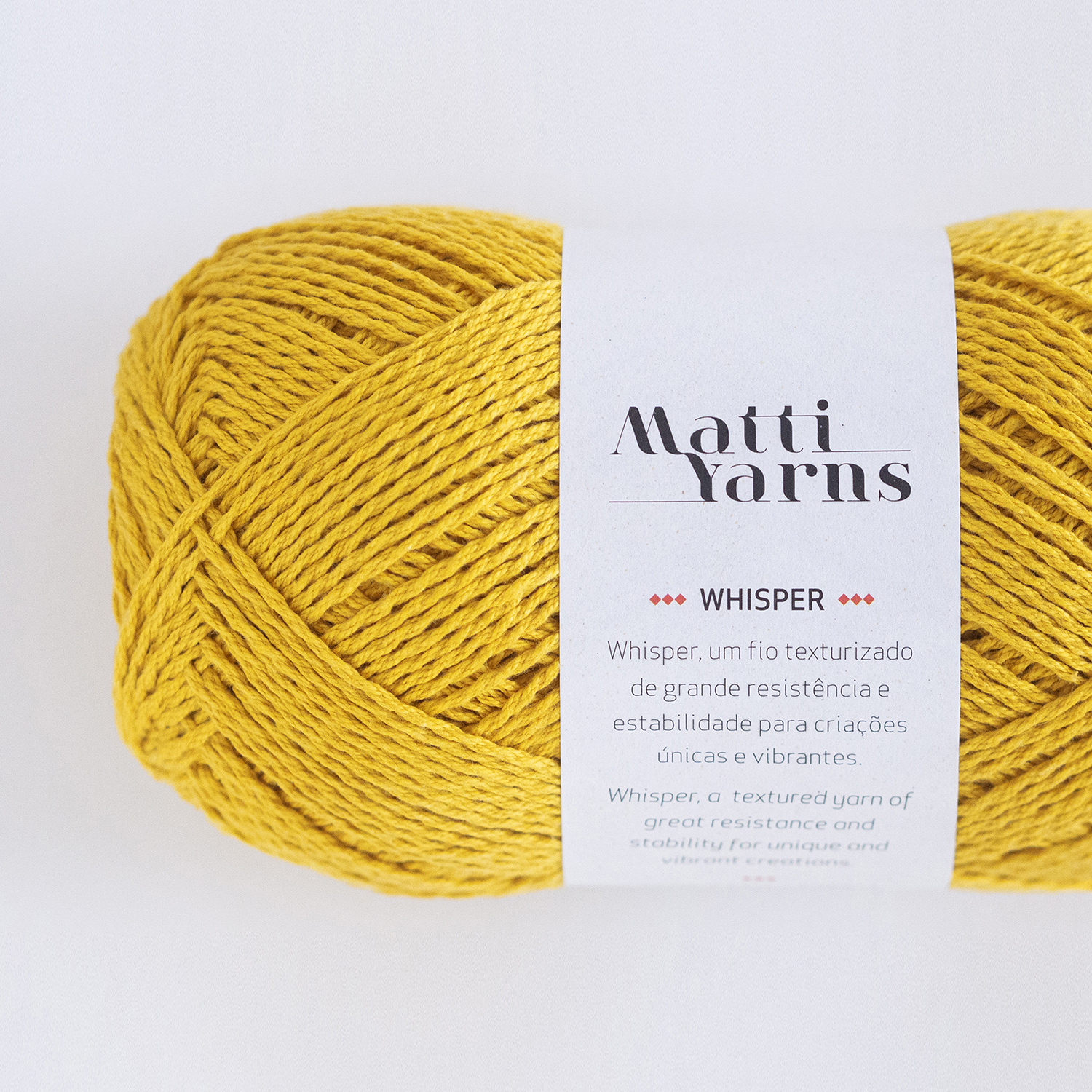 Novelo de fio amarelo Matti Yarns Whisper com etiqueta