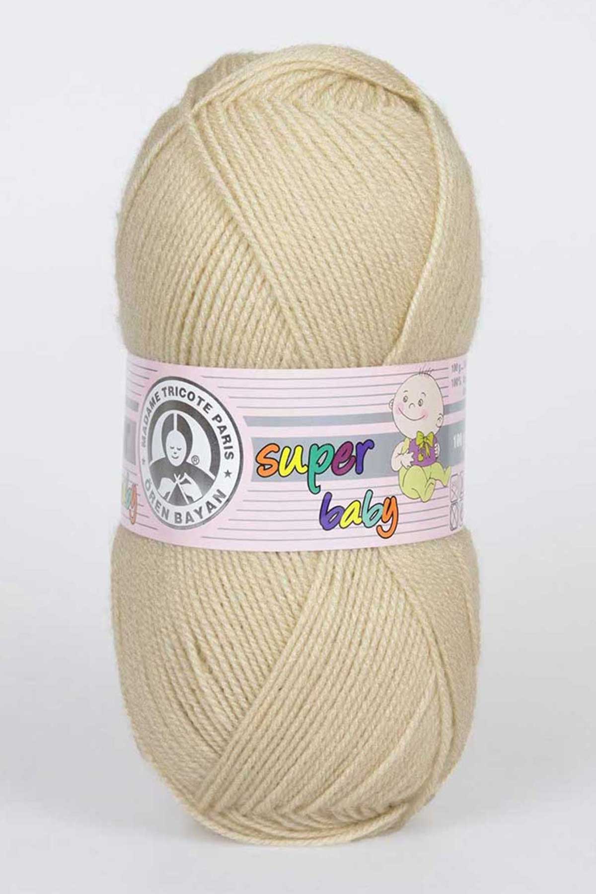 Novelo de lã creme com etiqueta 'super baby' e ilustração de bebé