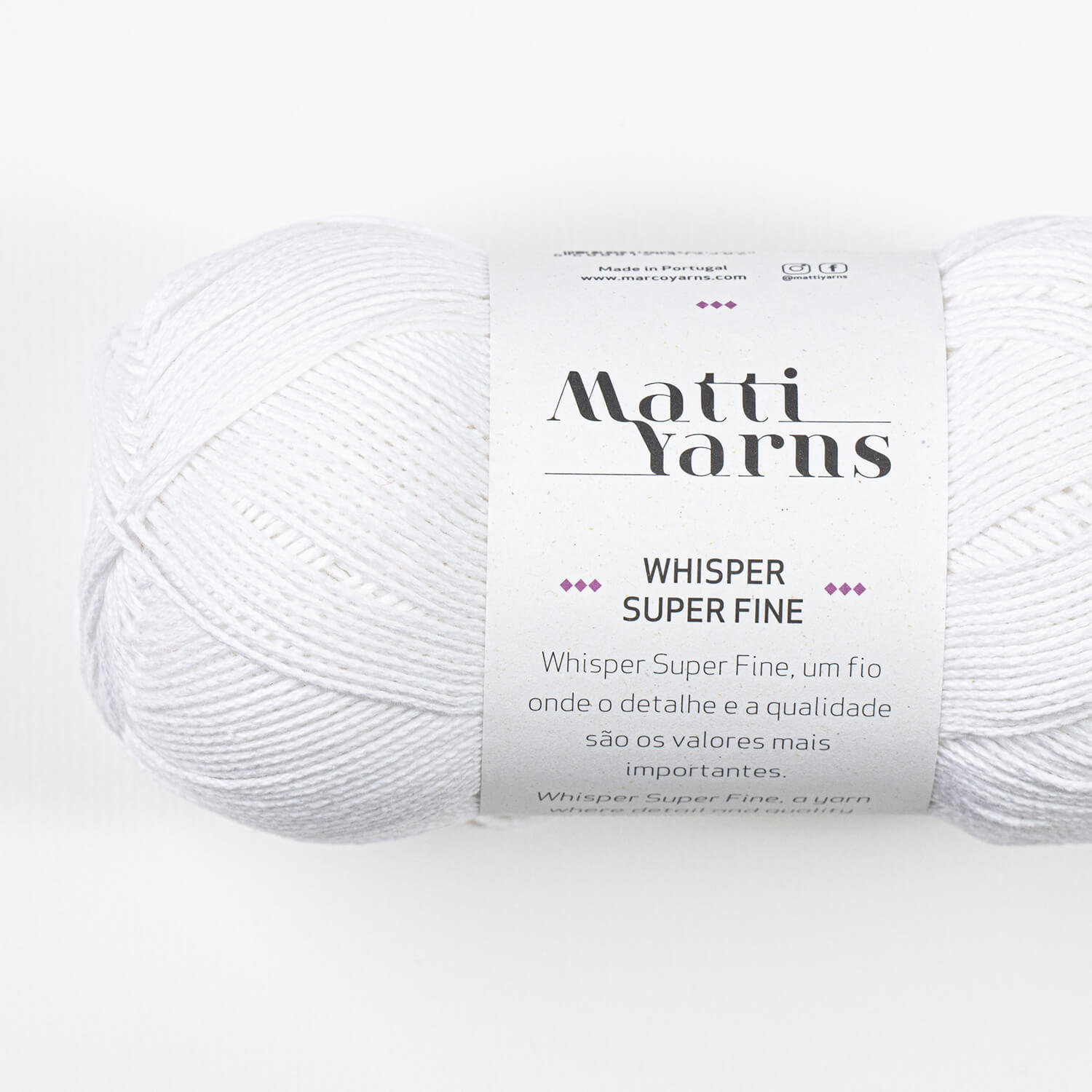 Novelo de fio branco Matti Yarns Whisper Super Fine com etiqueta com texto em português