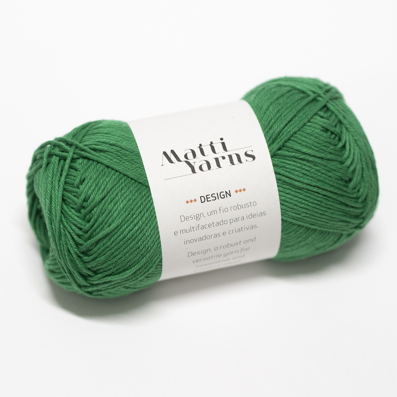 Novelo de lã verde Matti Yarns com etiqueta branca sobre fundo branco