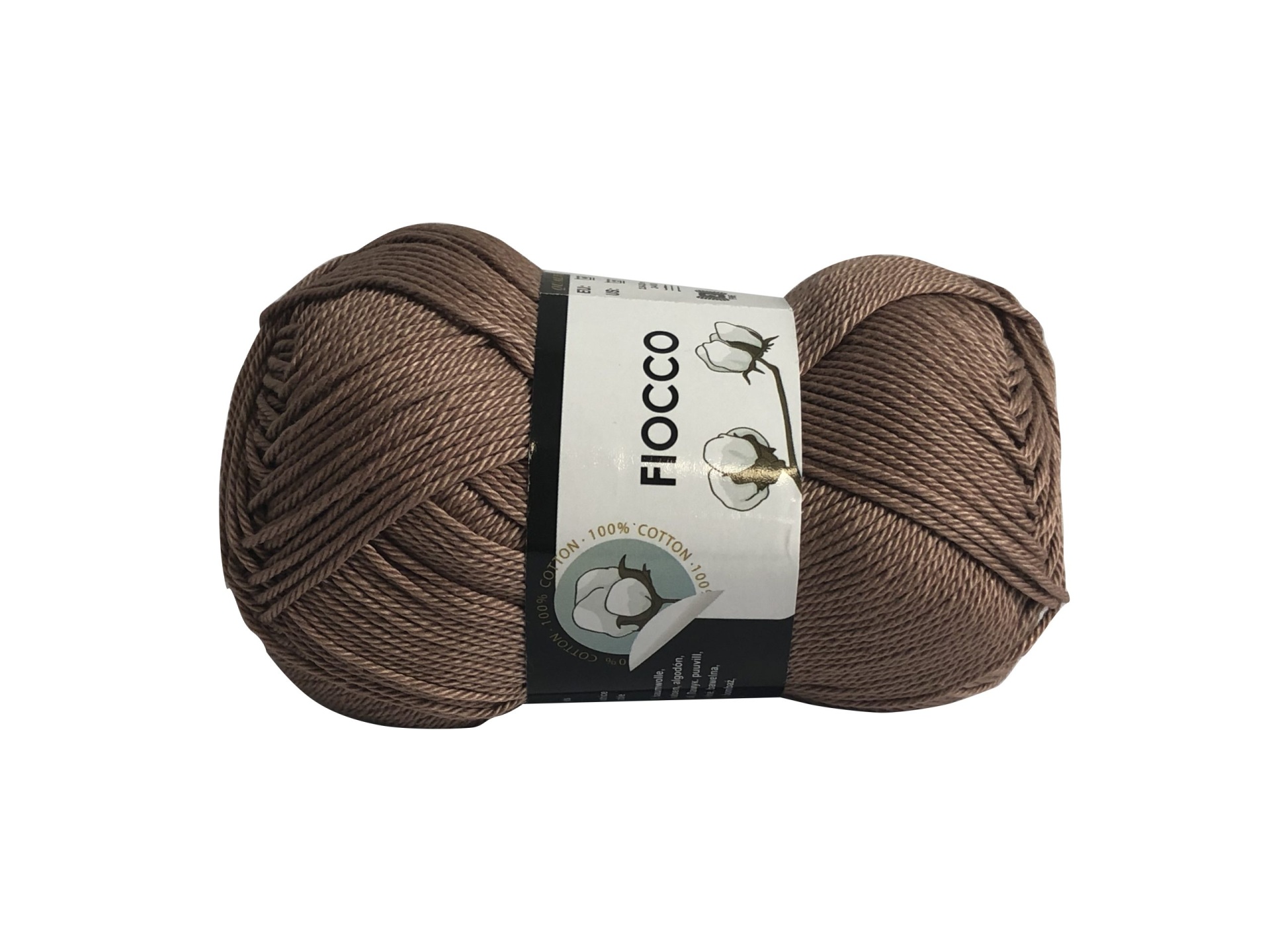 Novelo de fio de algodão castanho com etiqueta Fiocco sobre fundo branco