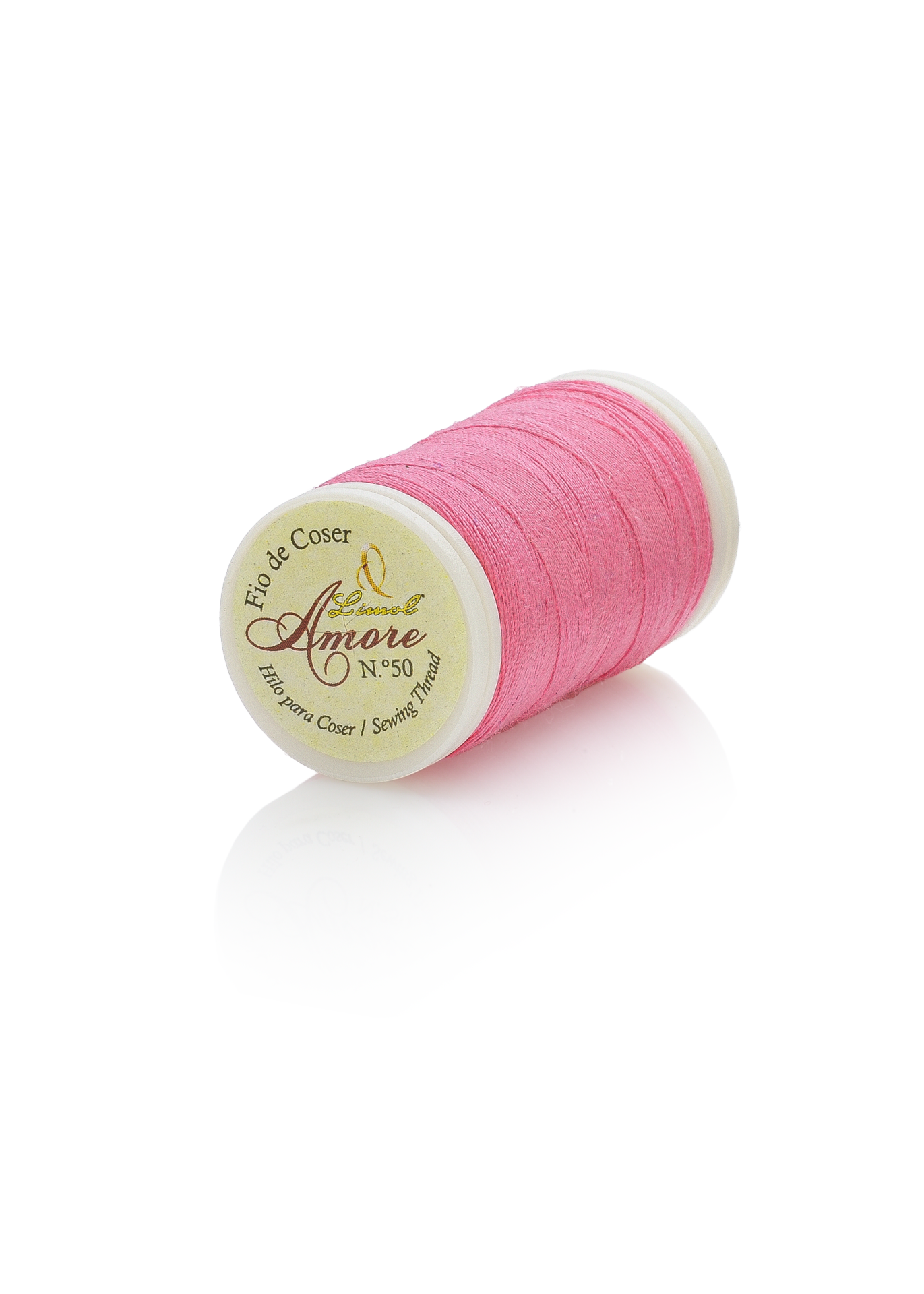 Carretel de linha de costura cor-de-rosa com rótulo com texto em fundo branco