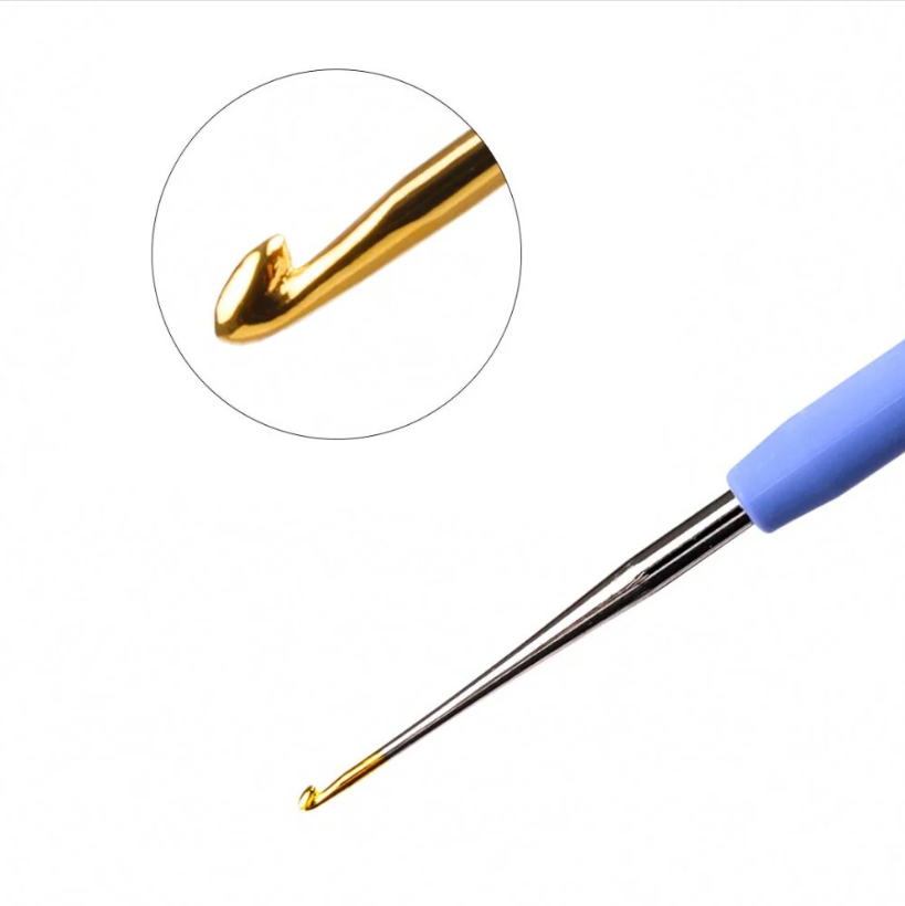 Agulha de croché azul com gancho metálico dourado