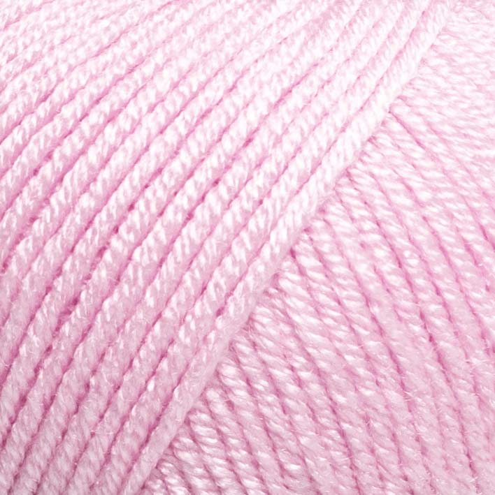 Meada de fio de lã cor-de-rosa, com textura suave e padrão enrolado