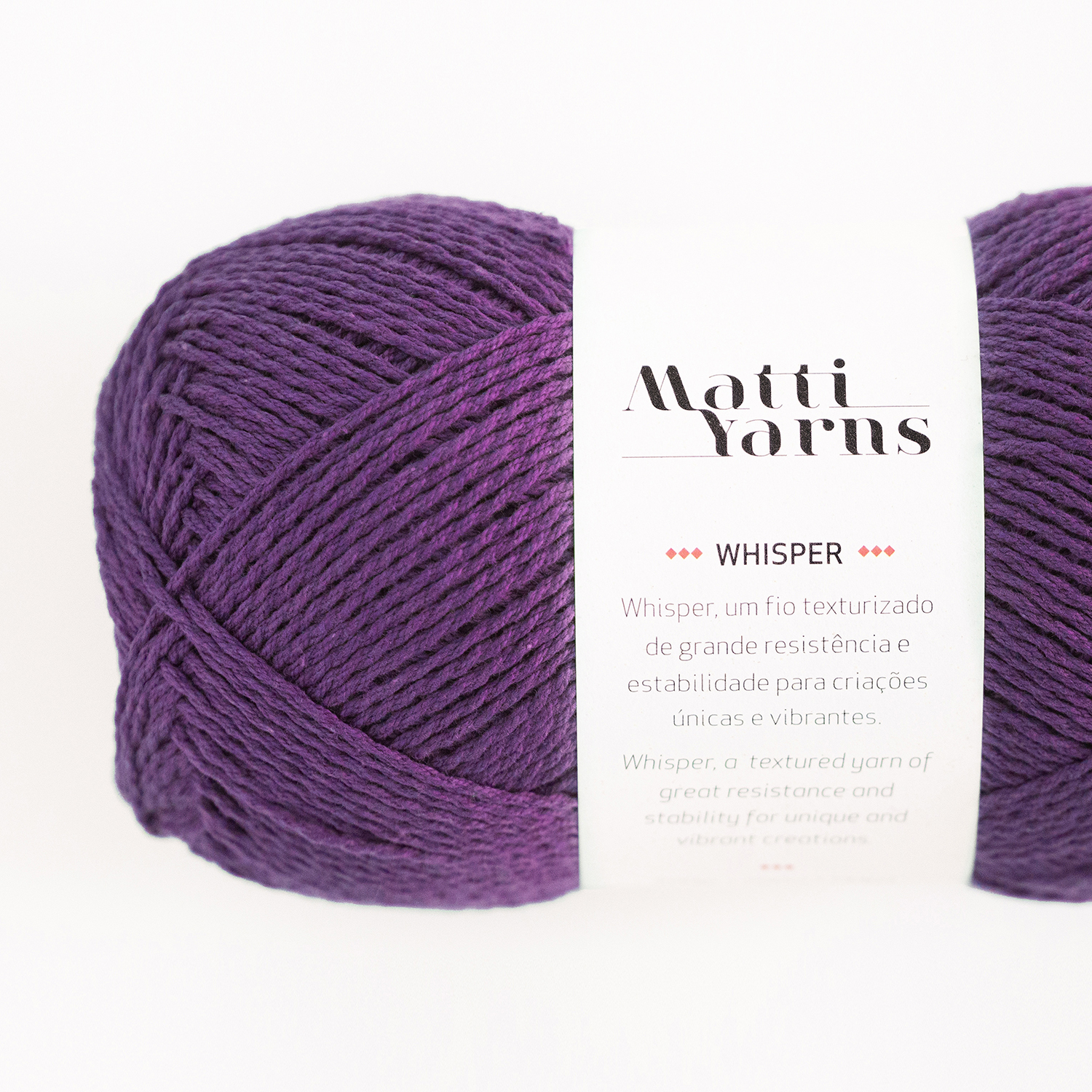 Novelo de fio roxo da marca Matti Yarns com etiqueta branca