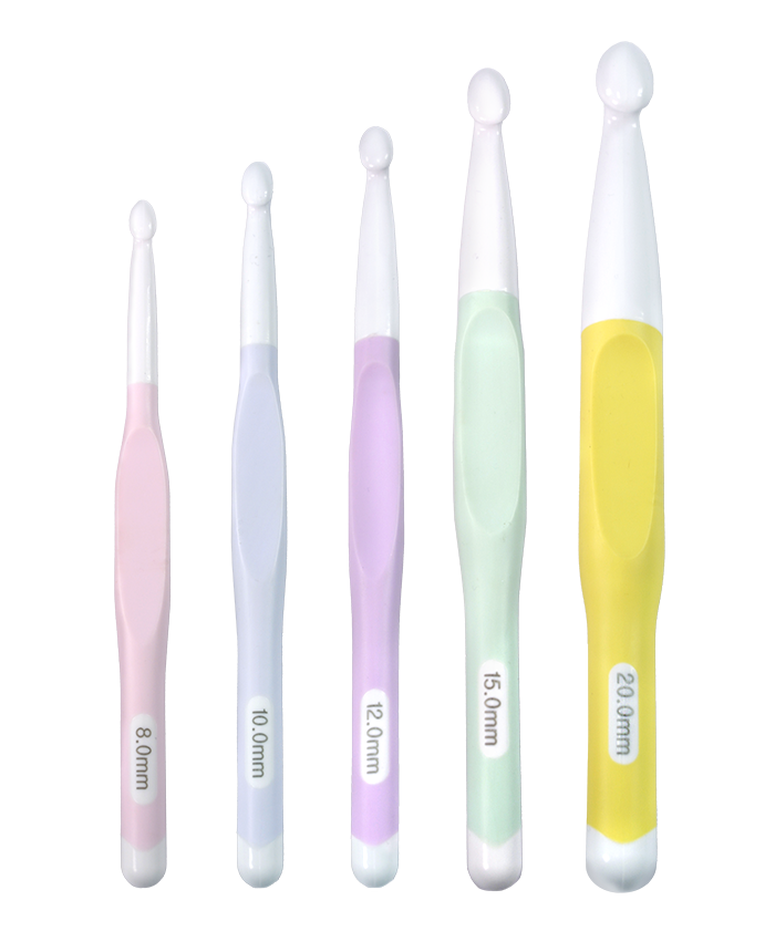 Cinco colheres de silicone coloridas em gradiente de tamanho com medidas nas alças, fundo branco