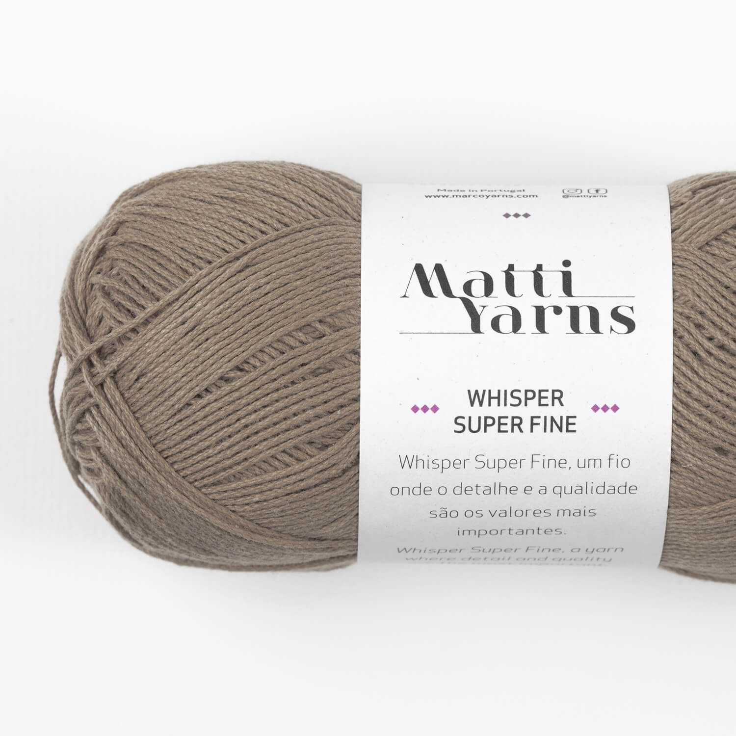 Novelo de fio de lã castanho com etiqueta 'Matti Yarns Whisper Super Fine'