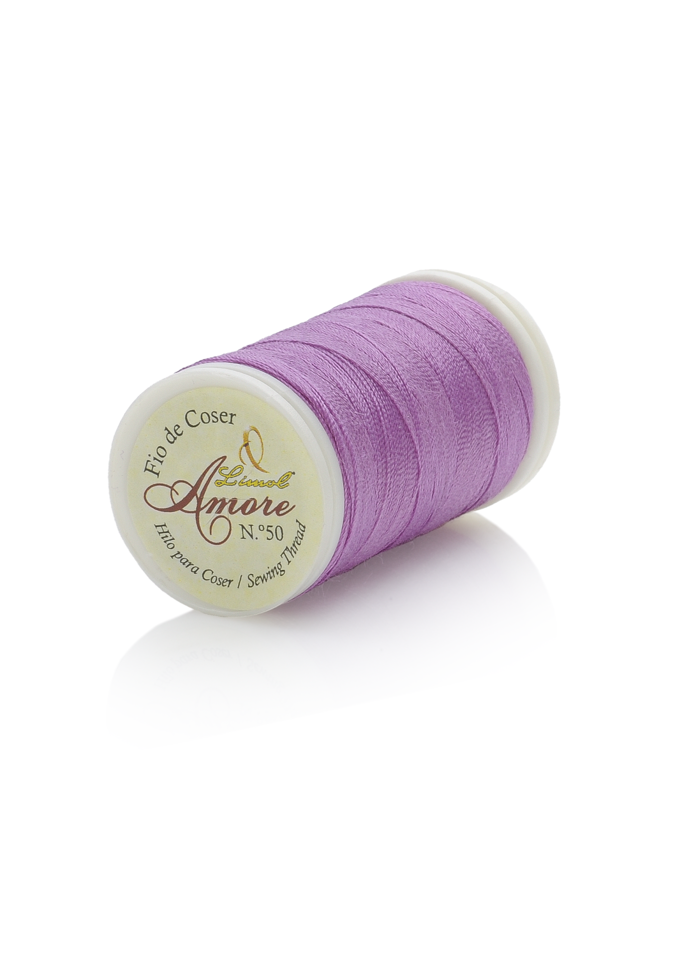 Rolo de linha lilás para coser com etiqueta na base