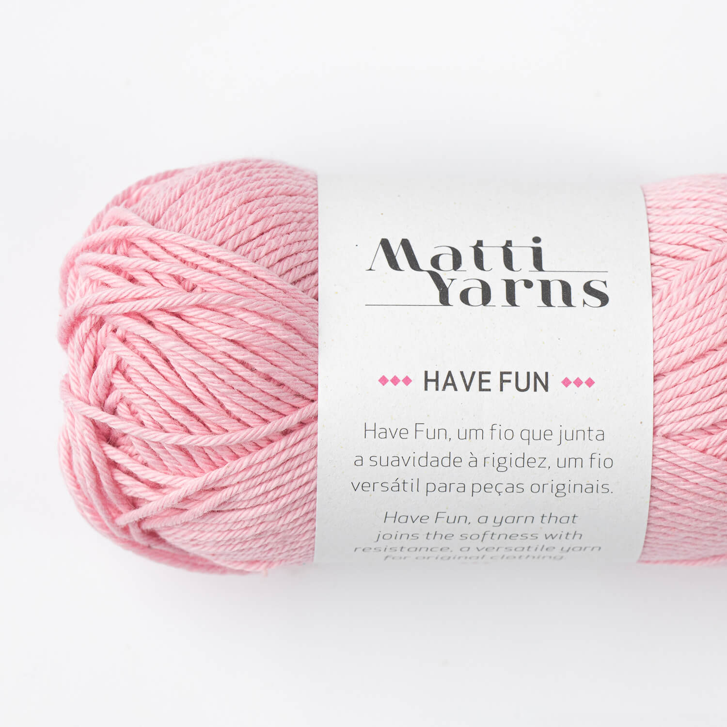 Novelo de fio cor-de-rosa claro com etiqueta branca 'Matti Yarns HAVE FUN'
