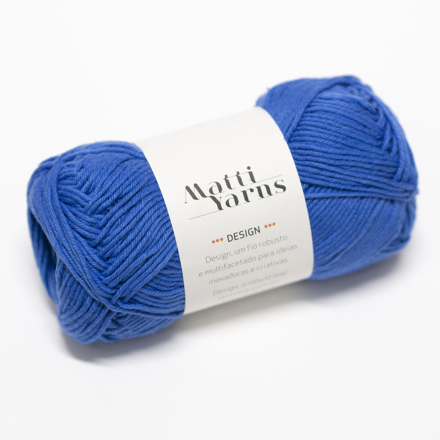 Novelo de lã azul com rótulo branco 'Matti Yarns DESIGN'