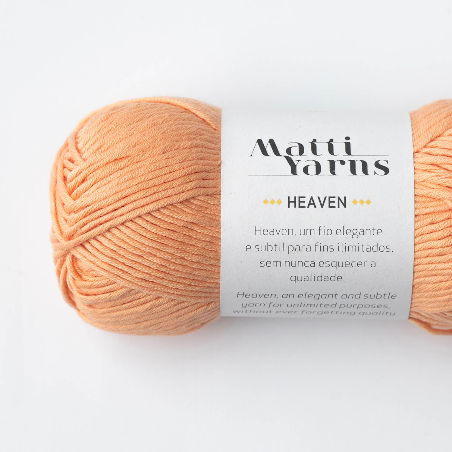 Novelo de lã cor pêssego Matti Yarns Heaven com etiqueta branca