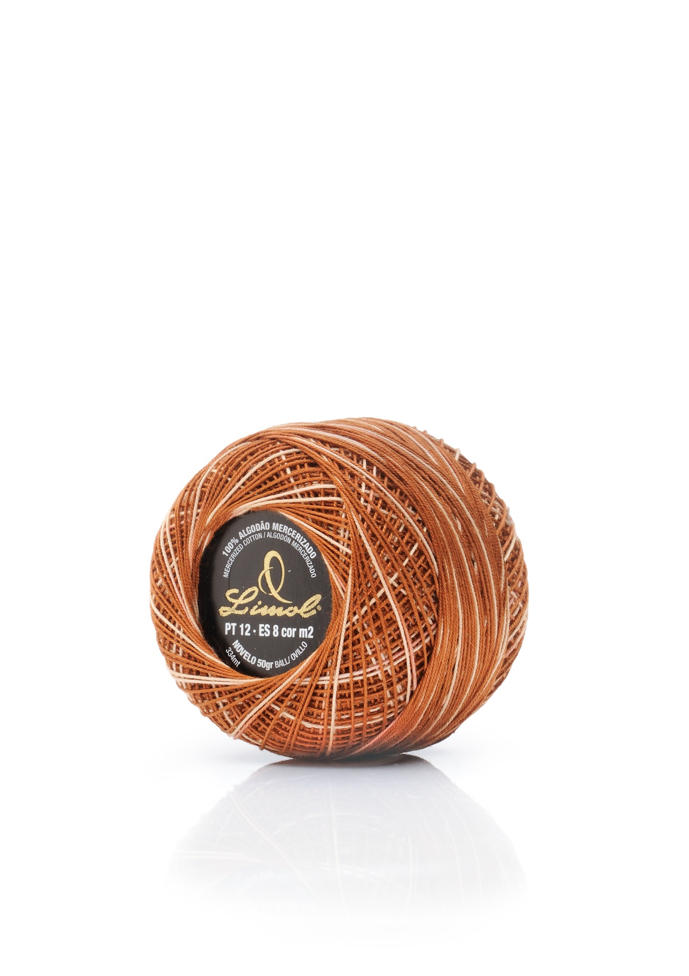 Novelo de linha de algodão castanho claro com etiqueta preta em fundo branco