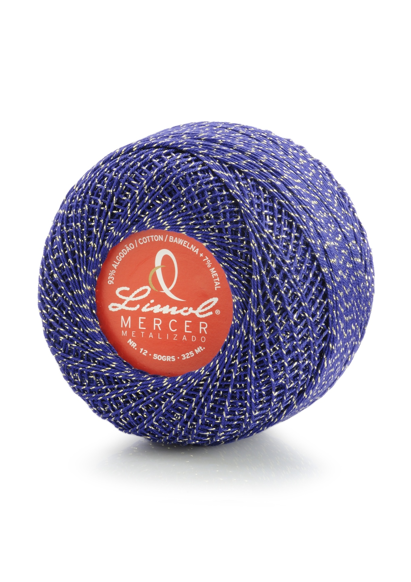 Novelo de linha mercerizada azul com fios metálicos e etiqueta vermelha